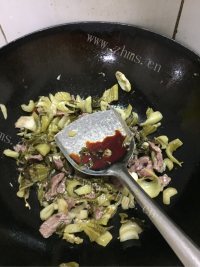 酸菜炒牛肉做法图解7)