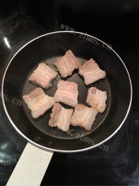 美丽的泡菜五花肉炒饭做法图解4)