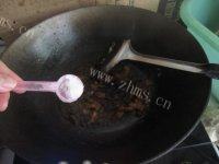 美味的咸菜炒肉做法图解7)