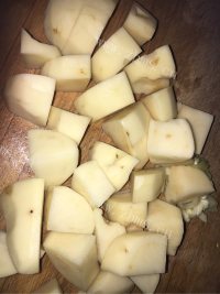 色香味俱全的鸡腿炖土豆做法图解2)