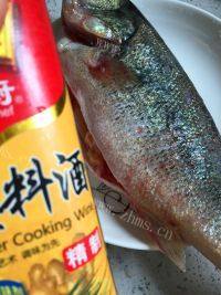 美味的茄汁鲈鱼做法图解3)