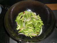 家常菜蒜苗烧豆腐做法图解9)