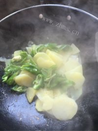 喷香的青椒土豆片做法图解4)