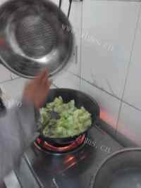 好吃的卷心菜炒肉做法图解4)