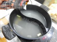 美味的鱼片鸳鸯火锅做法图解7)