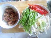 家常菜杏鲍菇炒肉丝做法图解2)