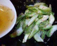 秀色可餐的虾皮炒丝瓜做法图解7)