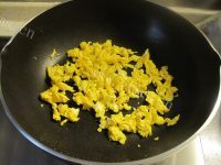 美味的韭菜鸡蛋馅油饼做法图解2)