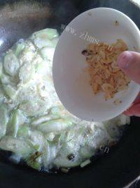 美味的丝瓜虾皮鸡蛋汤做法图解9)