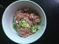 自制肉丸粉片青菜汤做法图解3)