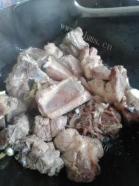 色泽鲜亮的排骨炖豆角做法图解2)