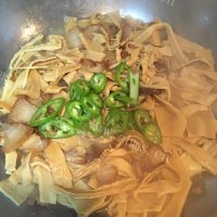 美味的笋干焖肉做法图解6)