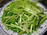 蒜苔炒肉丝做法图解1)
