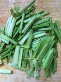 下酒菜凉拌芹菜花生米做法图解1)