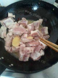 家常排骨炖土豆做法图解3)