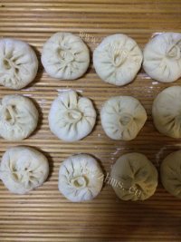 鸡蛋芹菜馅包子做法图解9)