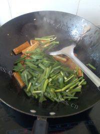 美味的豆干炒韭菜做法图解6)