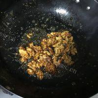美味的琥珀核桃仁做法图解7)