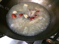 美味佳肴川芎天麻鱼头煲做法图解7)