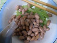 香脆的芹菜拌花生米做法图解7)