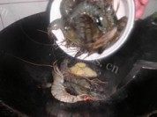 美味的油爆大头虾做法图解2)
