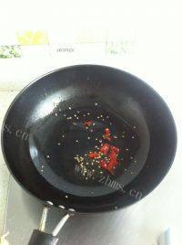 家常菜芹菜炒鱿鱼做法图解4)