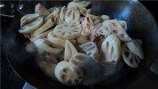 美味的猪手焖莲藕做法图解5)