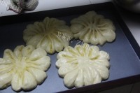 香飘十里的椰蓉花形面包做法图解22)
