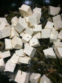 美味的雪里红炖豆腐做法图解7)
