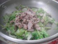 家常圆白菜炒肉做法图解8)