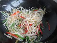 口感丰富的绿豆芽炒鸡蛋做法图解8)