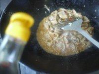 诱人的青椒炒肥肠做法图解10)