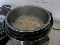 莲子桂圆银耳羹做法图解6)