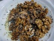 绿色食物琥珀核桃仁