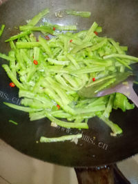 美味的苦瓜炒肉做法图解8)