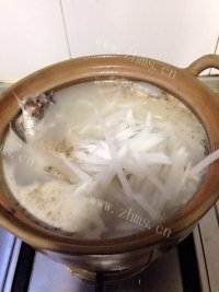 美味的萝卜鲫鱼汤做法图解6)