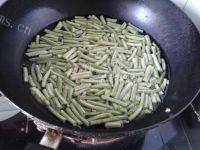 美味的素炒豇豆做法图解3)