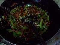 健康的芹菜炒豆干做法图解9)