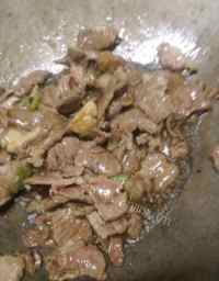 美味的杏鲍菇炒肉做法图解3)
