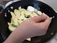 美味的炒西葫芦做法图解5)