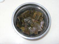 美味的海带火腿棒骨汤做法图解3)
