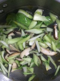 玉盘珍馐的香菇青菜面做法图解5)