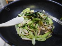 健康的油菜炒蟹味菇做法图解10)