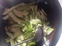 家常菜角瓜炒肉做法图解5)