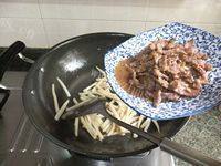 口感不错的牛肉炒萝卜做法图解8)
