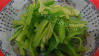 家常菜芹菜炒鸡蛋做法图解6)