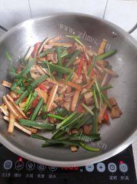 家常菜豆干炒肉做法图解8)