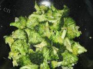 家常菜蒜茸西兰花做法图解4)
