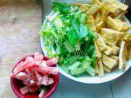 芹菜豆腐干做法图解1)