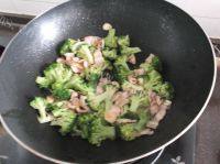 香喷喷的西兰花炒肉做法图解10)